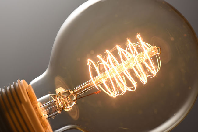 O efeito Joule é a base do funcionamento da lâmpada incandescente: a transferência de energia dos elétrons para os átomos causa um grande aquecimento do fio.