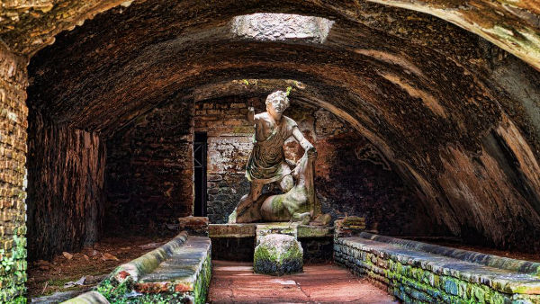 Estátua de Mitra, localizada em uma terma (banhos públicos) localizada em Roma.