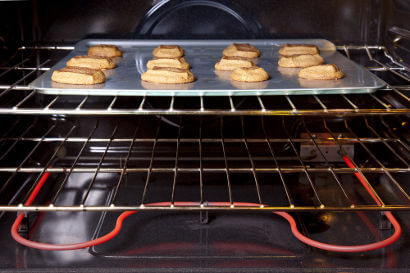 Biscoitos assando no forno para demonstrar o processo de convecção.