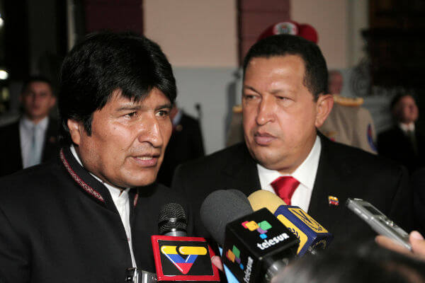 Durante seu governo, Hugo Chávez procurou reforçar os laços com os países vizinhos, como a Bolívia, governada pelo presidente Evo Morales.**