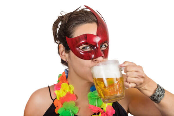 Foliã bebendo cerveja durante o carnaval.