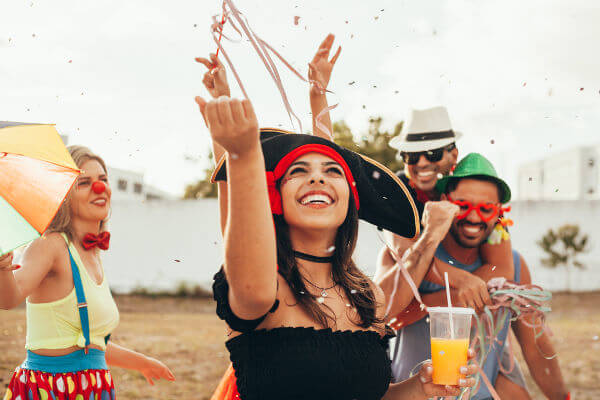 Foliã tomando suco durante o carnaval.