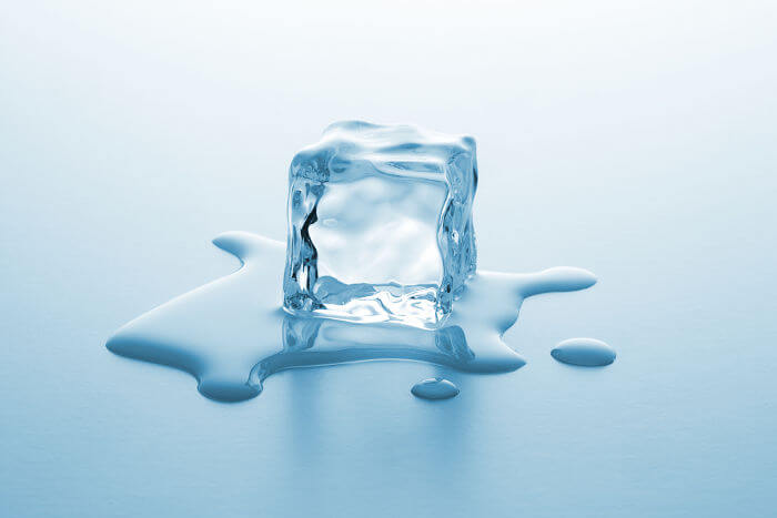 A 0ºC, cada grama de gelo cede cerca de 80 cal até o seu derretimento total.