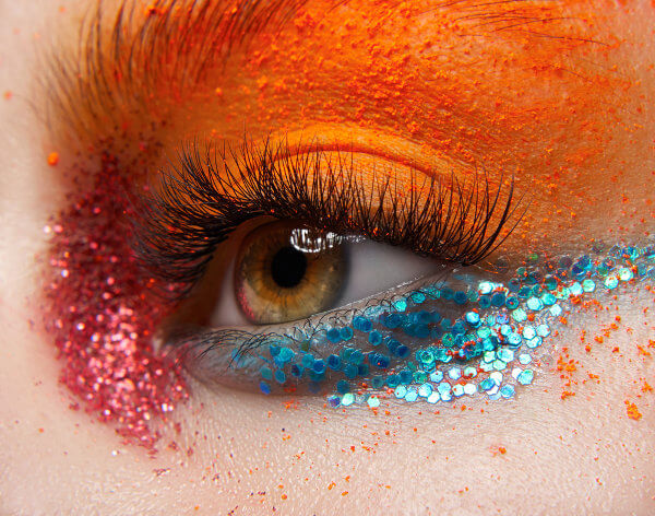 Pessoa com maquiagem de carnaval.
