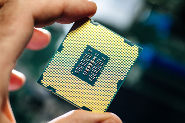 Os chips de computador mais modernos podem conter até 30 bilhões de transistores.