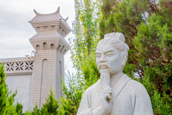 Escultura de Confúcio, sábio chinês do século VI a.C. que formulou doutrinas filosóficas e morais.