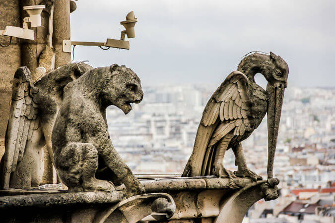 Detalhes das gárgulas que estão construídas no alto da Catedral de Notre-Dame.