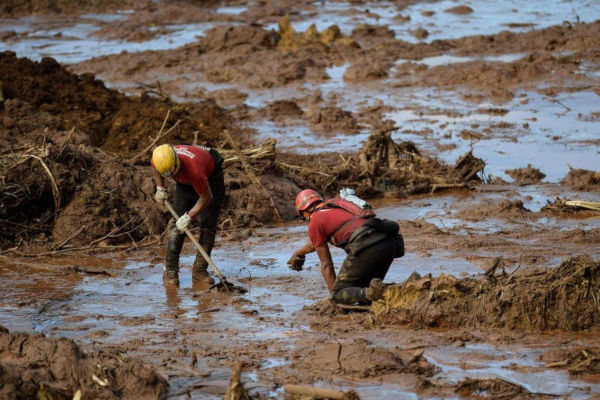 O crime ambiental ocorrido em Brumadinho deixou diversas famílias desabrigadas e um grande número de mortes. (Crédito: Corpo de Bombeiros do estado de Minas Gerais).