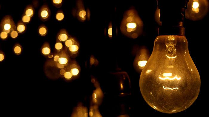 As lâmpadas incandescentes têm um filamento de alta resistência elétrica que se aquecem e emitem luz com a passagem de corrente elétrica.