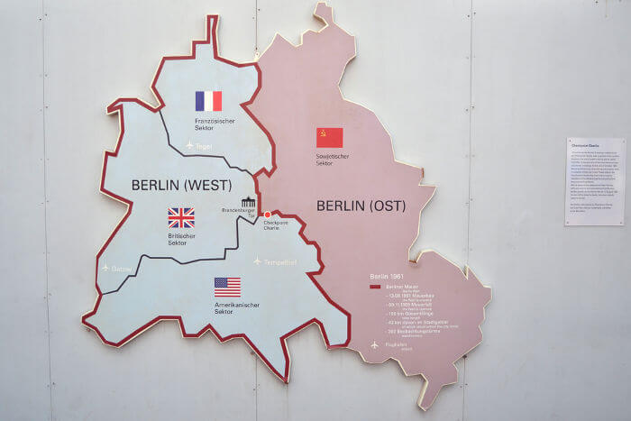 Mapa de Berlim durante o período da Guerra Fria. De azul, está Berlim Ocidental; de vermelho, está Berlim Oriental.**