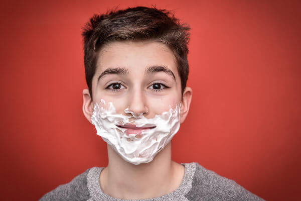 Durante a puberdade masculina observa-se o surgimento de pelos faciais.