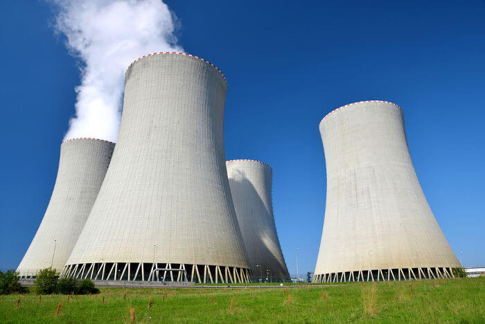 As grandes chaminés características das usinas nucleares fazem parte de seu sistema de resfriamento e não emitem poluição.