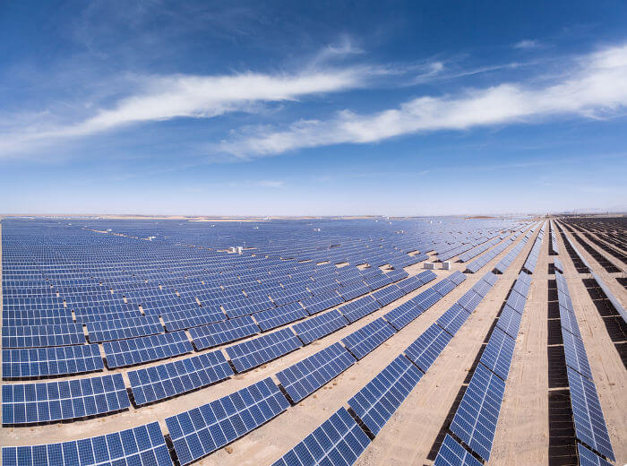 Usinas solares, como a da foto, são uma das aplicações tecnológicas do efeito fotoelétrico.