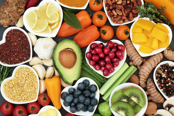 Imagem de diversos vegetais para representar a importância das vitaminas para o organismo.