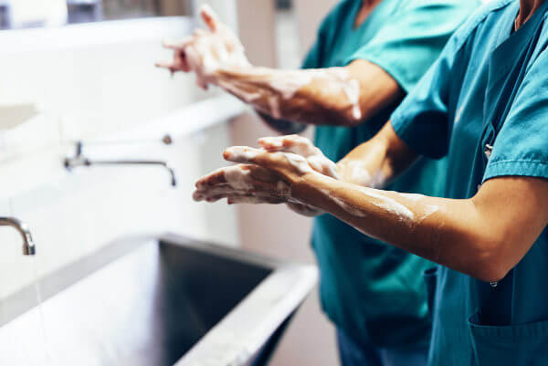 O simples ato de lavar as mãos pode diminuir a transmissão de agentes infecciosos no ambiente hospitalar e fora dele.