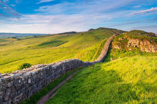 A Muralha de Adriano foi construída no século II d.C. para impedir que pictos e escotos atacassem as terras romanas.