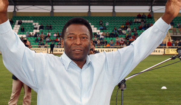 Pelé é considerado o Rei do Futebol. (Crédito: Shutterstock | Kostas Koutsaftikis)