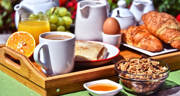 O café da manhã deve ser rico em diferentes nutrientes.