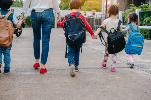 Mochilas pesadas podem causar danos à nossa coluna.