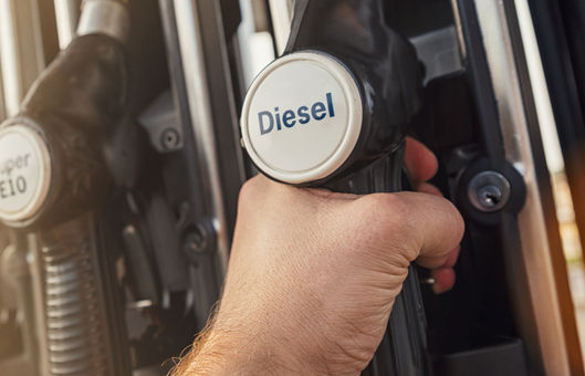 Bomba de combustível representando a ideia de derivados do petróleo.