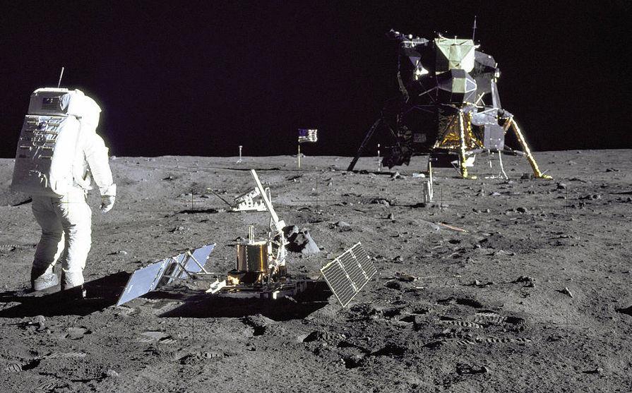 Alguns experimentos, como um sismógrafo e um espelho refletor foram deixados na Lua na missão Apolo 11