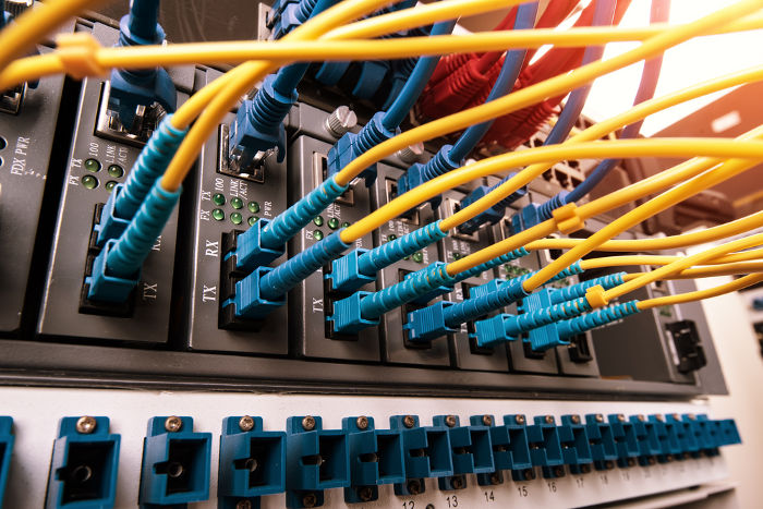 As fibras ópticas podem ser usadas para a transmissão de internet.