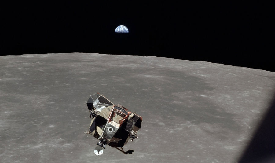 Nas fotos não é possível ver as estrelas em razão da abertura das câmeras.