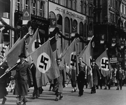 A humilhação imposta à Alemanha pelo Tratado de Versalhes deu margem para o surgimento do Nazismo.*