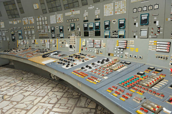 Painel de uma típica usina nuclear soviética da década de 1980.
