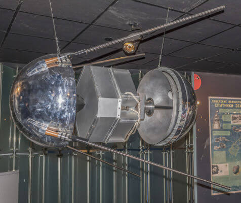 Satélite artificial Sputnik, lançado durante a corrida espacial.