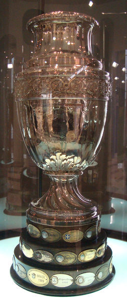 Taça da Copa América exposta no Museu da Conmebol.