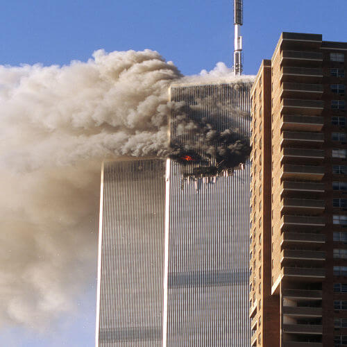 No 11 de setembro, o World Trade Center foi atacado por aviões sequestrados por terroristas da Al-Qaeda.***