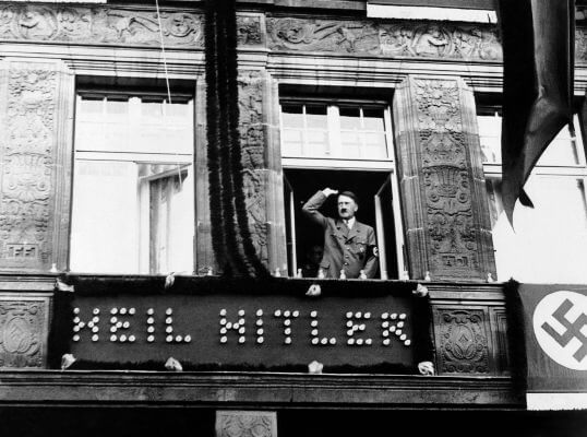As Leis de Nuremberg foram elaboradas por ordem direta de Adolf Hitler.*