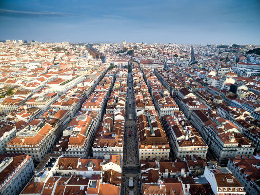 O estilo pombalino determinou ruas lineares e largas para Lisboa e a estrutura da fachada dos prédios eram predeterminadas pelo governo.