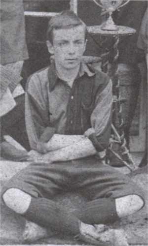 Charles Miller, jovem inglês que trouxe o futebol para o Brasil.