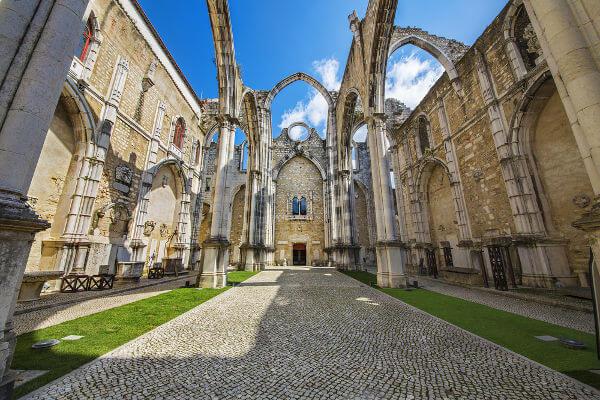O Convento do Carmo é um dos grandes símbolos da destruição causada em Lisboa no terremoto de 1755.