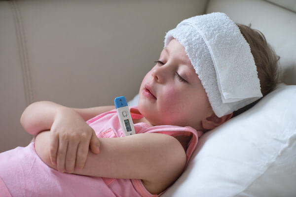 Alguns métodos físicos podem ajudar na redução da temperatura do corpo.