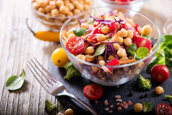 Tigela com salada para representar a alimentação vegana.