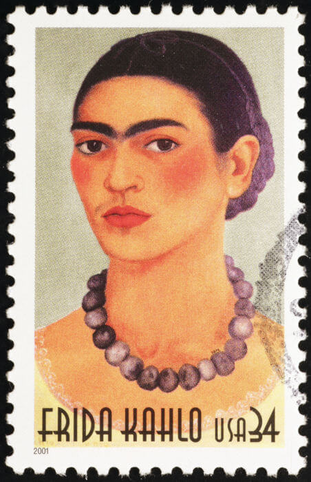 Selo com a imagem de Frida Khalo, mulher que questionava as normas morais da sua &eacute;poca.