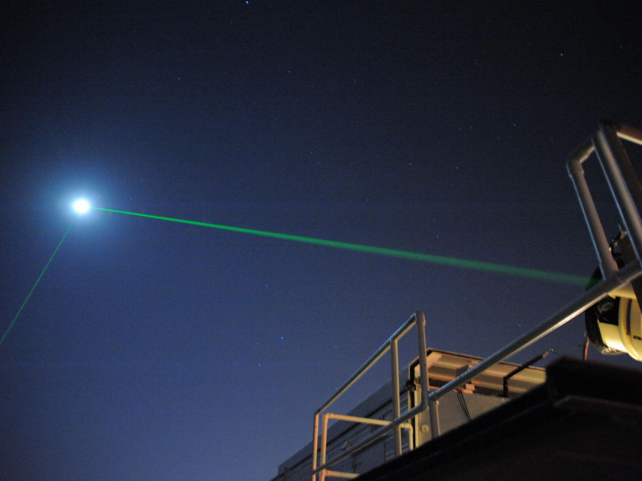 O laser na foto está sendo emitido em direção à LRO e, em seguida, refletido. (Créditos da imagem: Nasa)