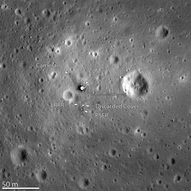 As lentes da LRO permitiram que o local da primeira alunissagem (pouso na Lua) fosse fotografada a 25 km de altura. (Créditos da imagem: Nasa)