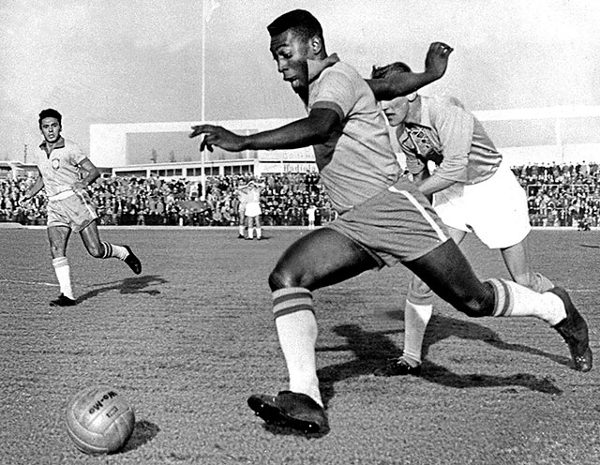 Pelé em jogo, na Suécia, em 1960. 