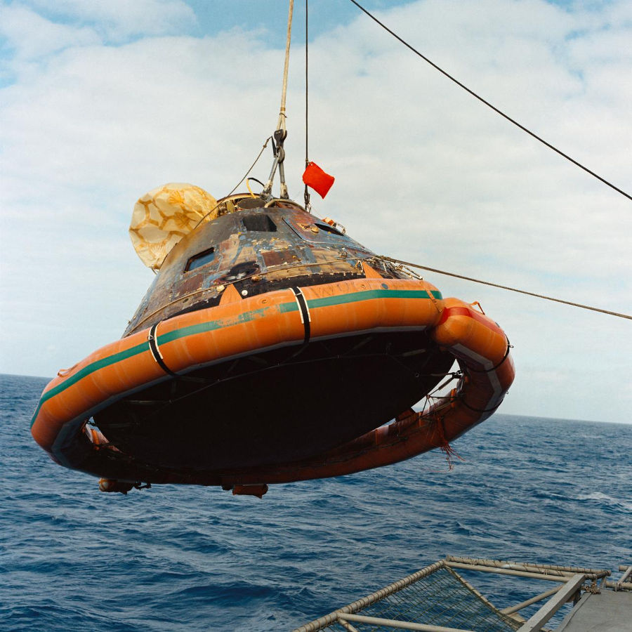 Os astronautas e o módulo Columbia foram resgatados pela marinha estadunidense.