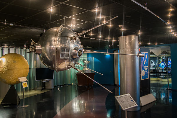 O lançamento do satélite Sputnik 1 pelos soviéticos inaugurou a corrida espacial (1957-1975).*