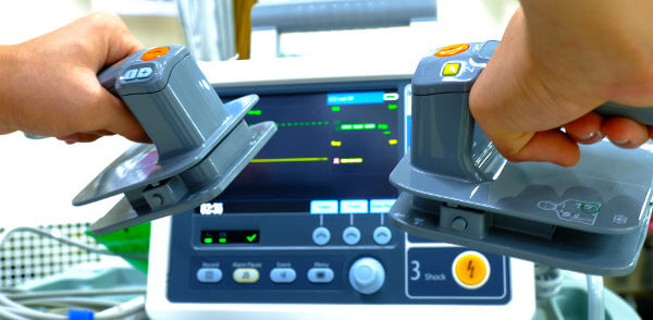 O desfibrilador é um equipamento usado em casos de parada cardiorrespiratória.