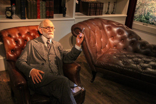Sigmund Freud e seu divã, representados no Museu Madame Tussauds de Londres. 