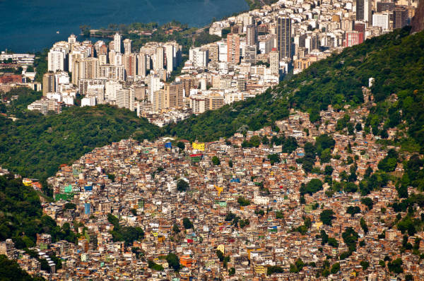 Favela da Rocinha no Rio de Janeiro, uma consequência do processo de urbanização desordenada.
