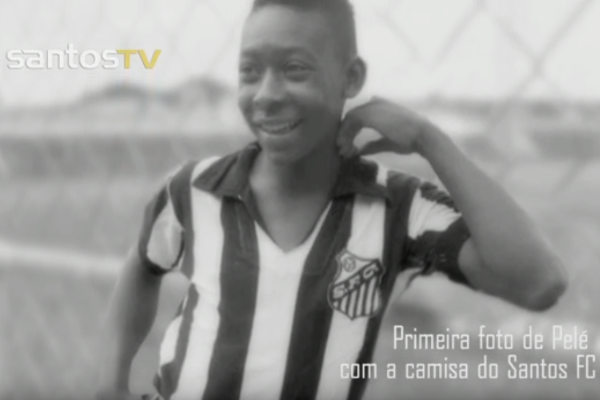 Pelé com a camisa do Santos.