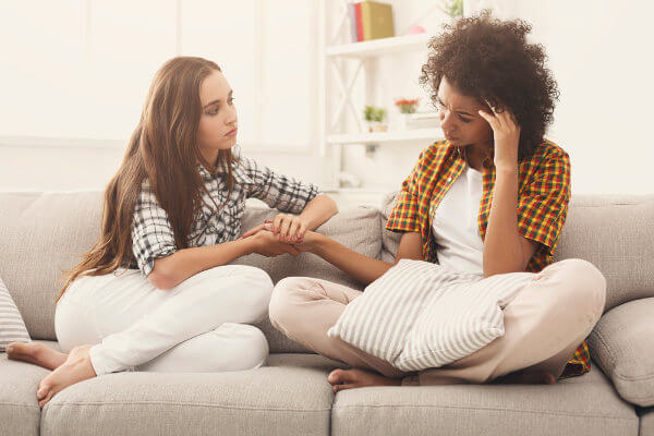 Duas mulheres conversando em referência ao setembro amarelo.