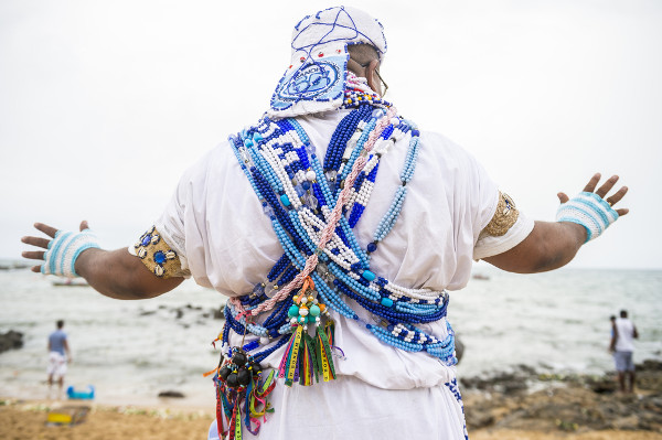 Líder religioso candomblecista usando as vestes comuns de sua religião.